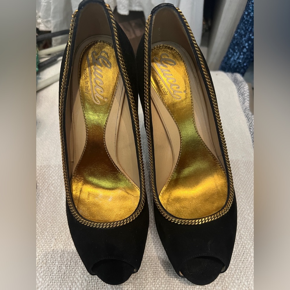 Gucci pumps in black suede with gold.